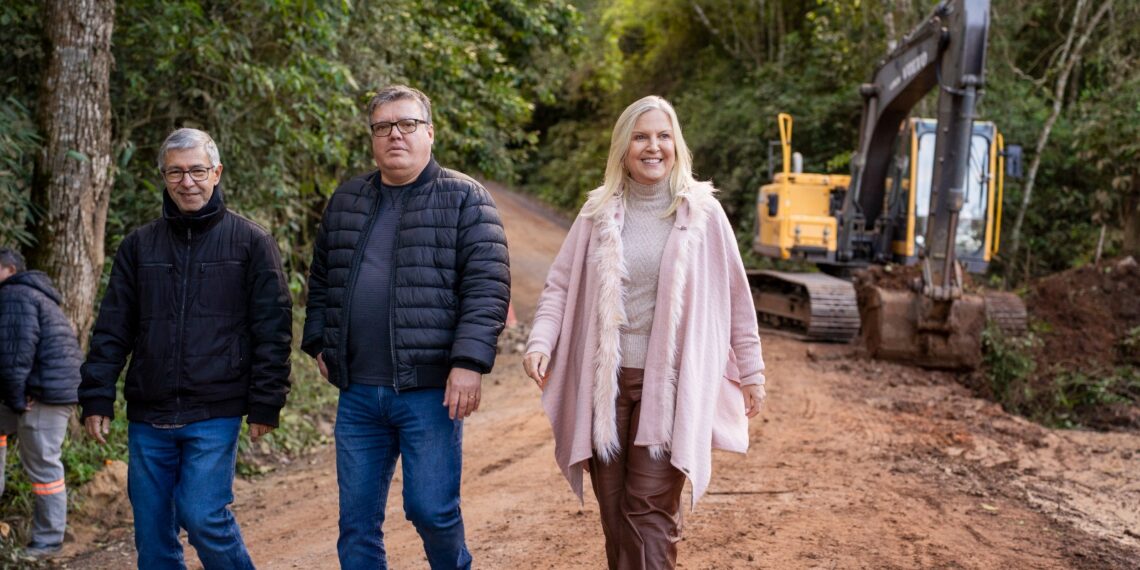 Obras de pavimentação iniciam em estrada que leva ao Morro Ferrabraz