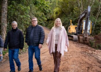 Obras de pavimentação iniciam em estrada que leva ao Morro Ferrabraz