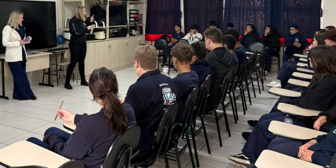 Polícia Civil de Campo Bom participa de palestra sobre violência doméstica na EMEF 25 de Julho