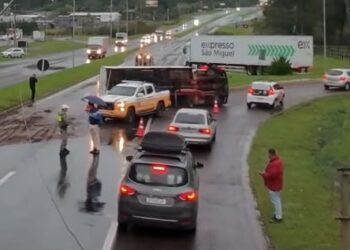 Caminhão tomba, gera lentidão e deixa trânsito conturbado na RS-239 em Campo Bom