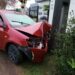 Motorista deixa local após carro atingir poste em Araricá
