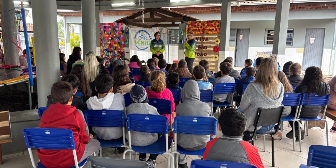Ciclistas levam projeto de educação no trânsito às escolas de Nova Hartz