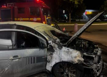 Incêndio destrói carro em estacionamento de atacado no Santo Afonso, em Novo Hamburgo
