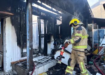 Incêndio de causas desconhecidas destrói residência e mobiliza bombeiros em Sapiranga