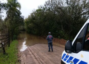 Arroio sobe e bloqueia principal acesso ao bairro Poço Fundo, em Araricá