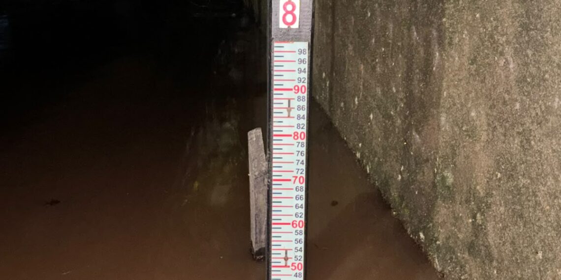 Nível do Rio dos Sinos sobe pouco durante a madrugada em Campo Bom; uma família é removida de casa