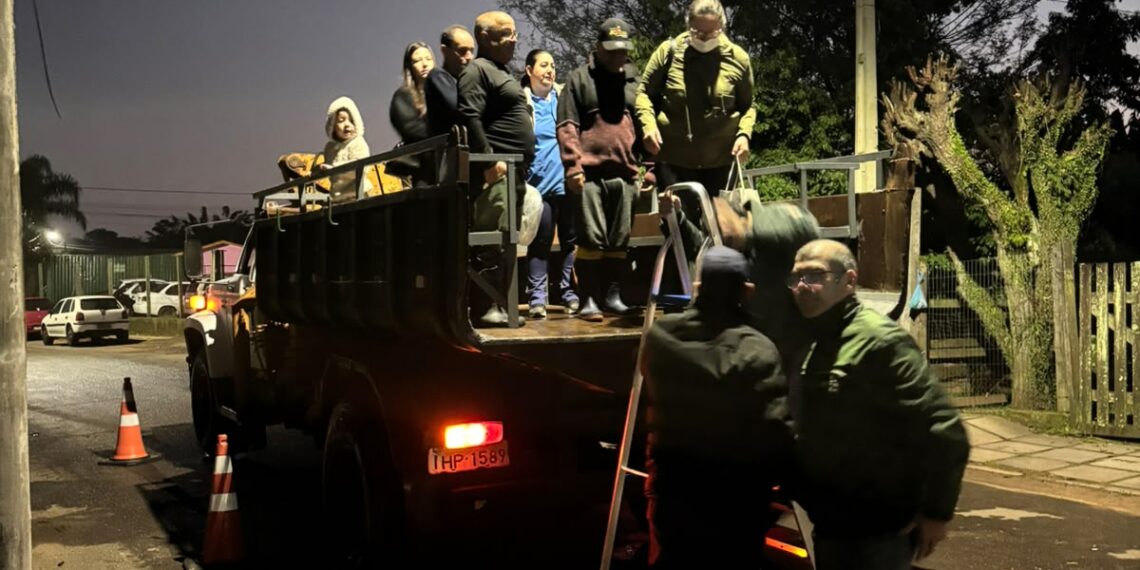 Nível do Rio dos Sinos sobe pouco durante a madrugada em Campo Bom; uma família é removida de casa