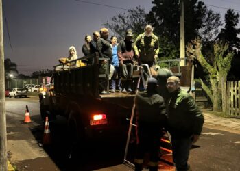 Nível do Rio dos Sinos sobe pouco durante a madrugada em Campo Bom; uma família é removida de casa