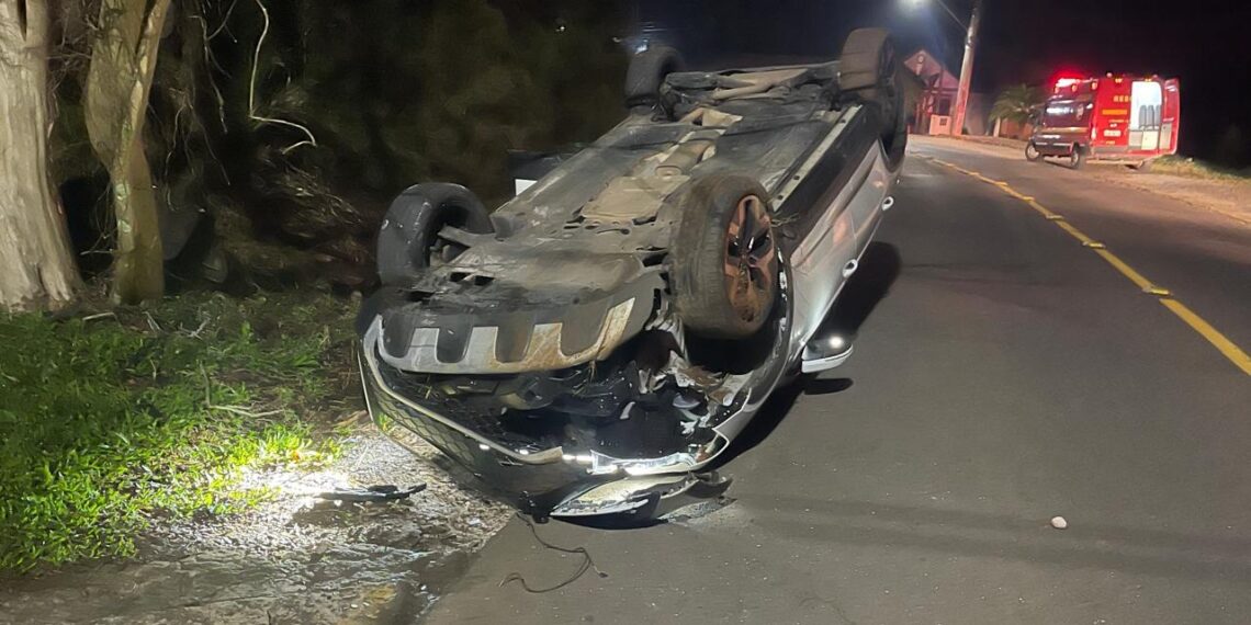 Motorista perde controle da direção e capota veículo em Dois Irmãos