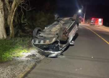 Motorista perde controle da direção e capota veículo em Dois Irmãos