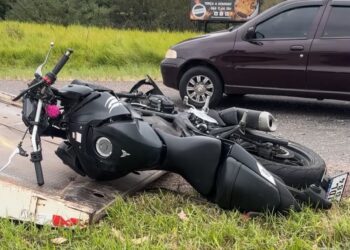 Motociclista é socorrida em estado grave após acidente entre moto e carro na RS-239, em Campo Bom
