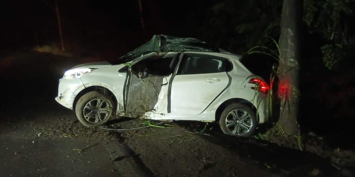 Carro atinge poste na RS-464, em Nova Hartz, e provoca falta de luz