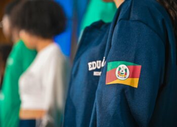 Uniforme escolar passa a ser obrigatório para todos os estudantes da rede estadual