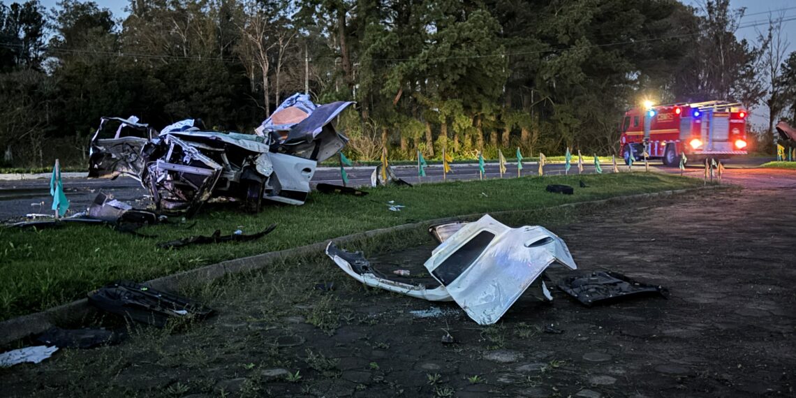 URGENTE: colisão deixa dois feridos graves e carro fica destruído na RS-239