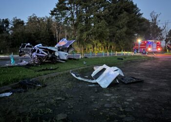 URGENTE: colisão deixa  dois feridos graves e carro fica destruído na RS-239