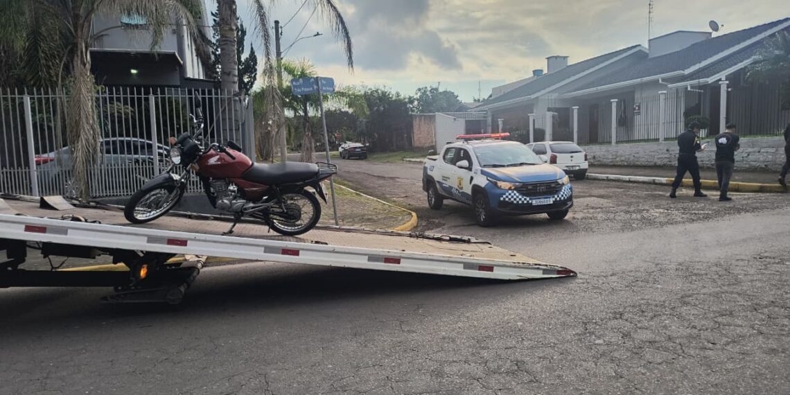 Guarda Municipal aborda motociclista com mais de R$ 100 mil em multas, em Sapiranga