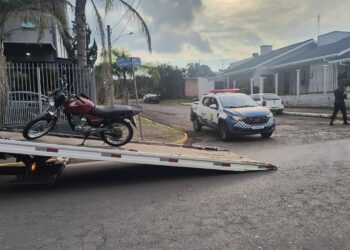 Guarda Municipal aborda motociclista com mais de R$ 100 mil em multas, em Sapiranga