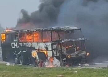 Incêndio no Paraná destrói ônibus de banda gaúcha e causa prejuízo aos músicos