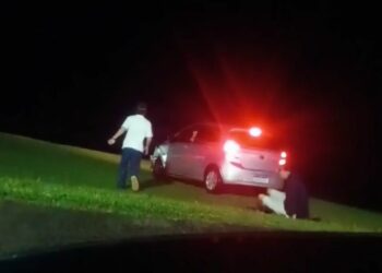 Carro cai da encosta do Morro do Farol e motorista é socorrido com vida