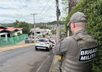 Homem é encontrado morto dentro de casa; Brigada Militar isola local até chegada do IGP
