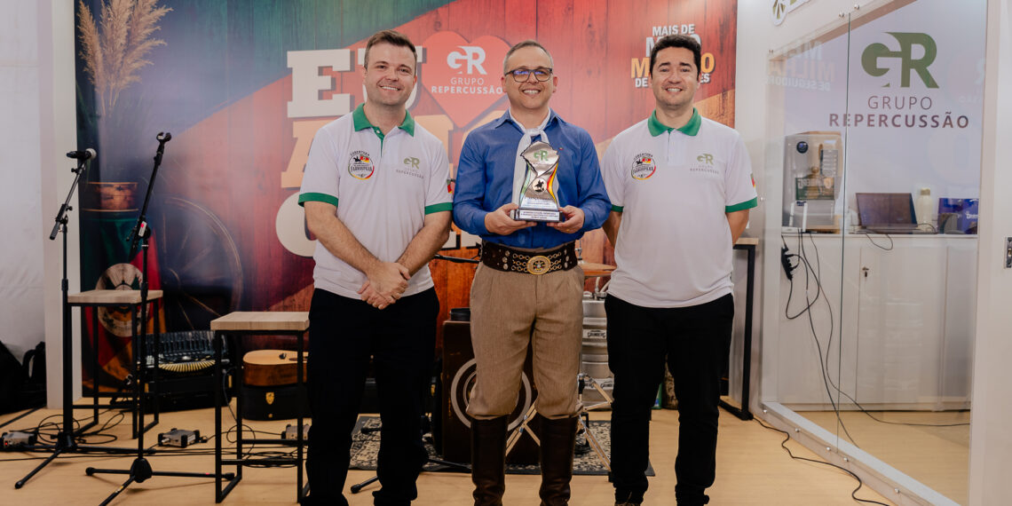 Grupo Repercussão entrega Troféu Herança Farrapa em Sapiranga