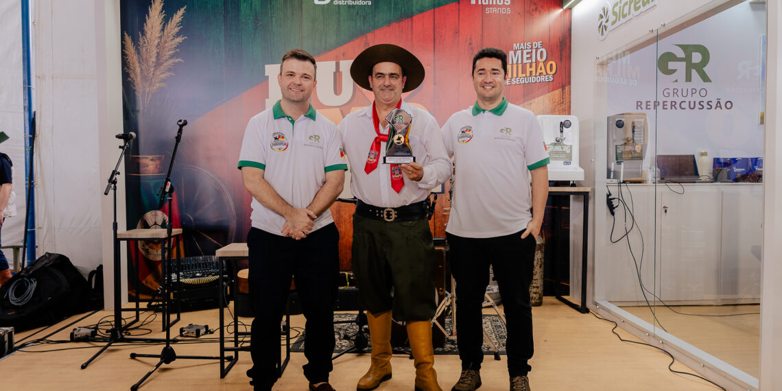 Grupo Repercussão entrega Troféu Herança Farrapa em Sapiranga