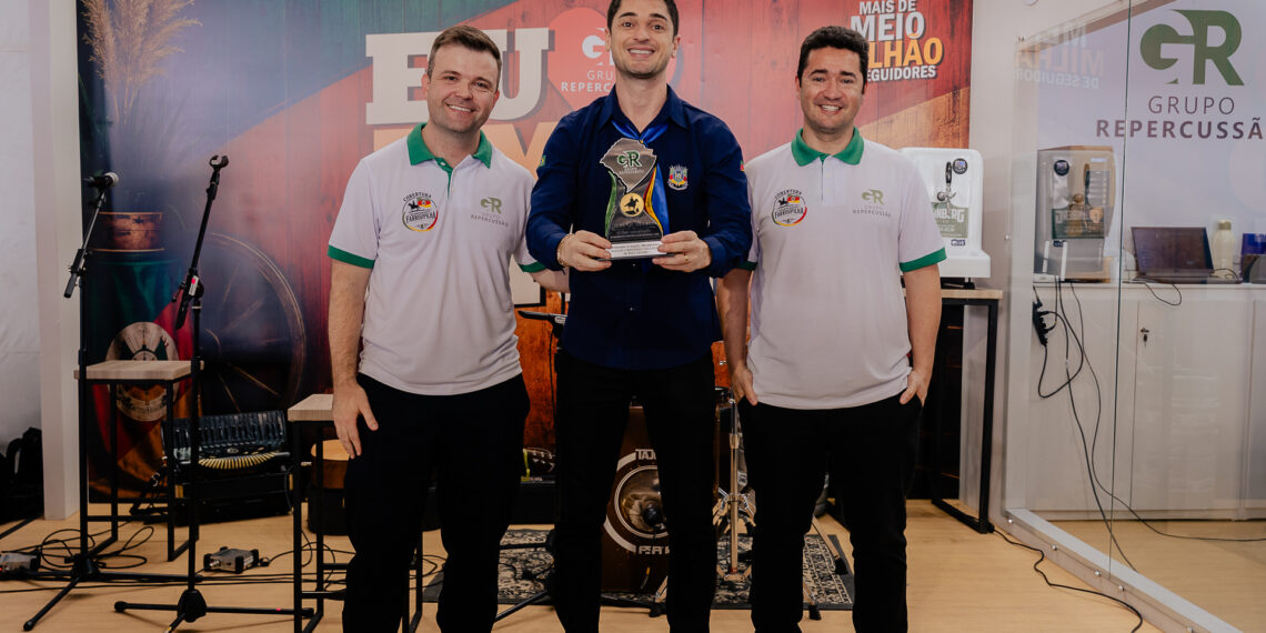 Grupo Repercussão entrega Troféu Herança Farrapa em Sapiranga