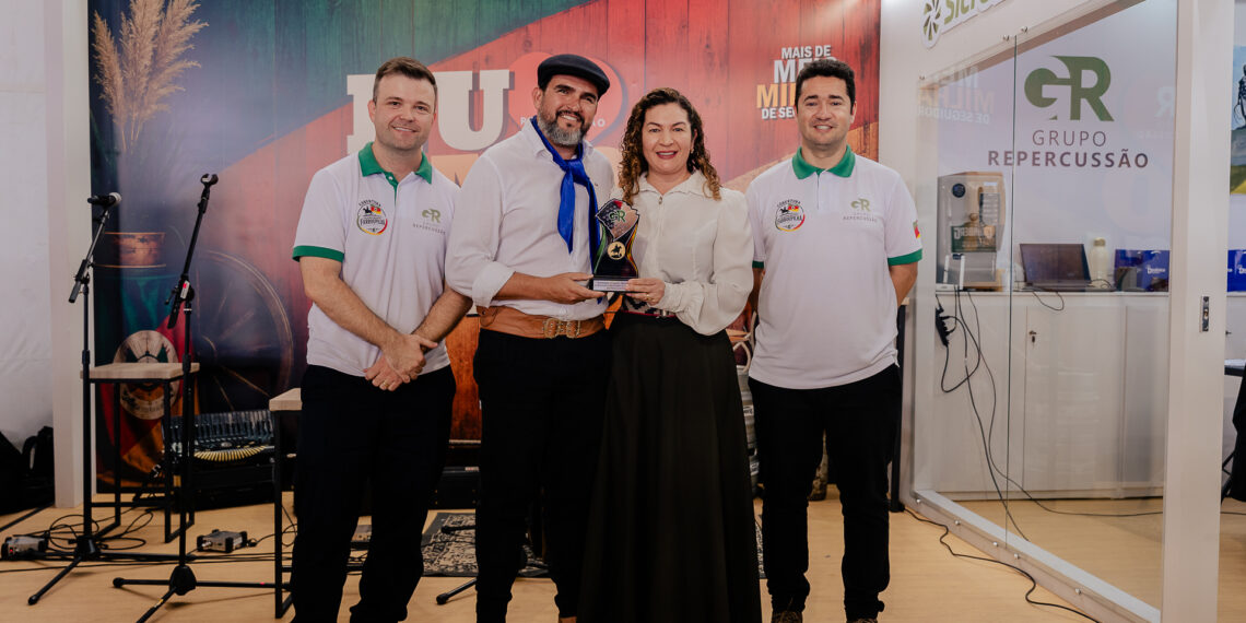 Grupo Repercussão entrega Troféu Herança Farrapa em Sapiranga