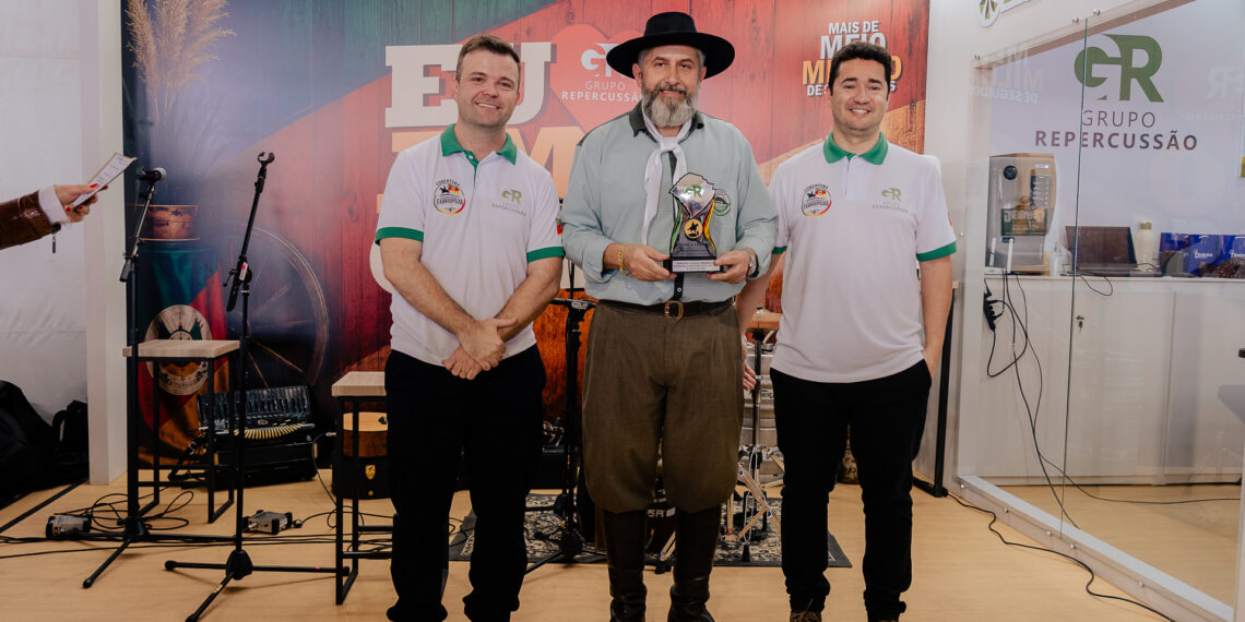 Grupo Repercussão entrega Troféu Herança Farrapa em Sapiranga