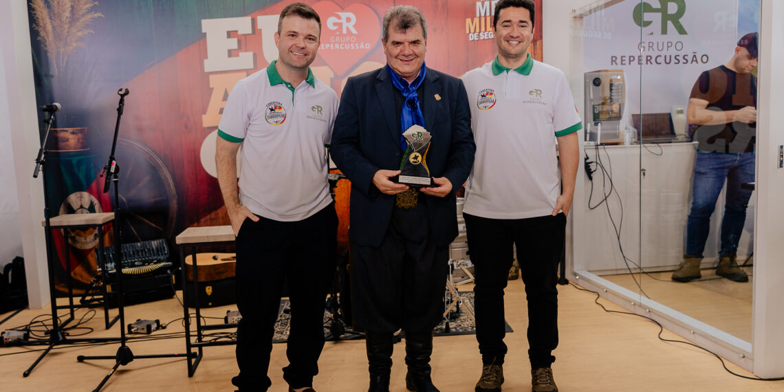 Grupo Repercussão entrega Troféu Herança Farrapa em Sapiranga