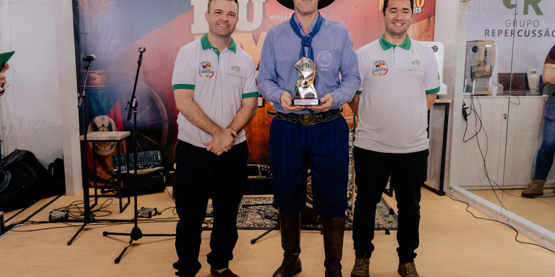 Grupo Repercussão entrega Troféu Herança Farrapa em Sapiranga