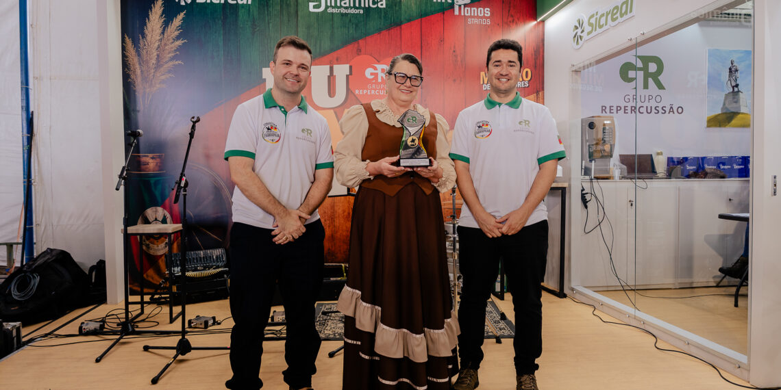 Grupo Repercussão entrega Troféu Herança Farrapa em Sapiranga