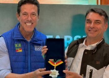 Delegado Zucco entrega Medalha do Mérito Farroupilha a Flávio Bolsonaro