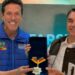 Delegado Zucco entrega Medalha do Mérito Farroupilha a Flávio Bolsonaro
