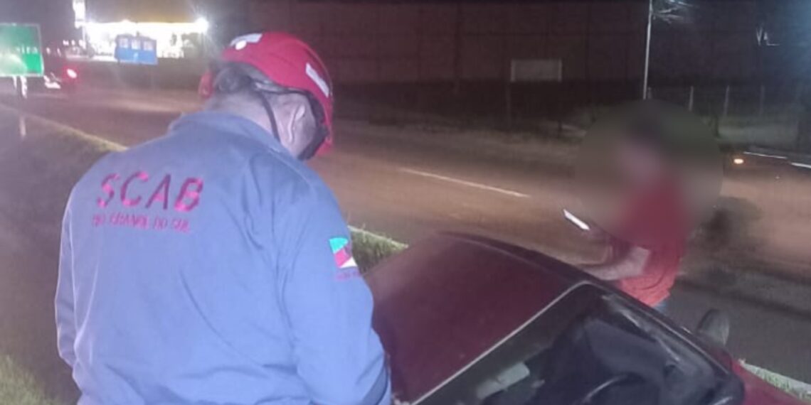 Motorista perde controle da direção e cai em valeta central na RS-239
