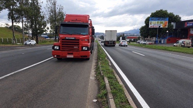 Com atenção redobrada e respeito na via, caminhoneiros movem a economia regional e reforçam a importância do retorno seguro para a família | Foto: Divulgação