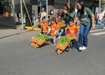 Escolas e entidades levam patriotismo e emoção às ruas durante Desfile Cívico, em Sapiranga