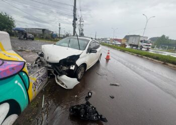 Após aquaplanar, motorista bate veículo em estrutura da passarela na lateral da RS-239