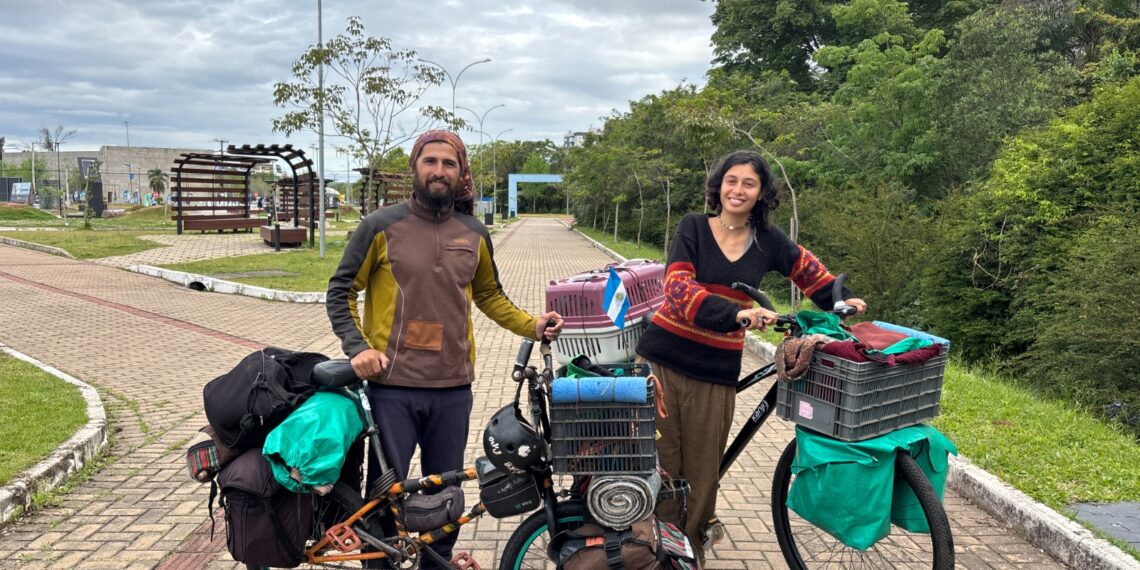 Durante passagem por Campo Bom, casal argentino conta detalhes da jornada de bicicleta pelo Brasil