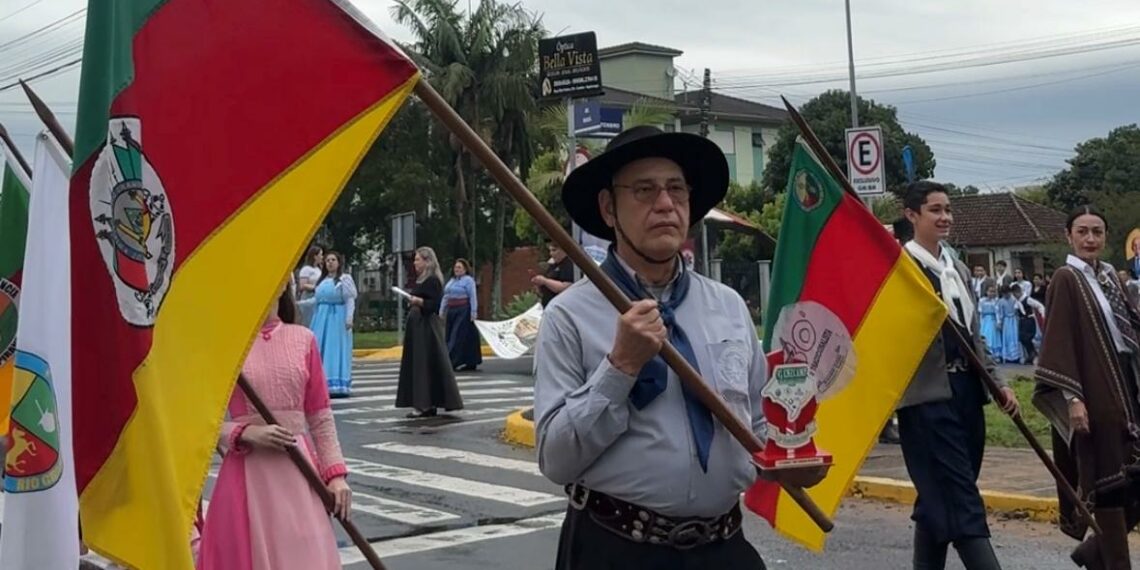 Comunidade se reúne para cultuar tradição durante Desfile Farroupilha, em Sapiranga