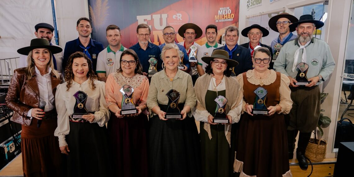 Grupo Repercussão entrega Troféu Herança Farrapa para destaques do Acampamento Farroupilha de Sapiranga