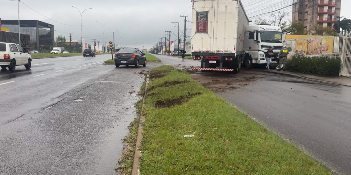 Motorista de caminhão perde controle da direção e bate em grade de empresa na RS-239, em Sapiranga