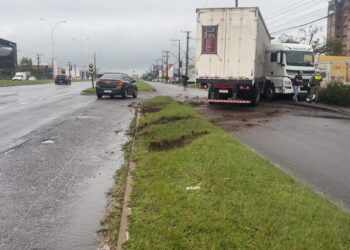 Motorista de caminhão perde controle da direção e bate em grade de empresa na RS-239, em Sapiranga