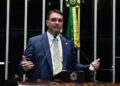 Flávio Bolsonaro é investigado pelo STF por financiamento da produção do filme de seu pai