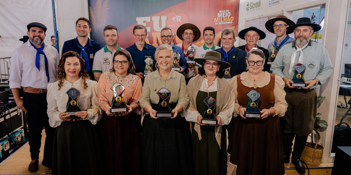 Grupo Repercussão entrega Troféu Herança Farrapa em Sapiranga