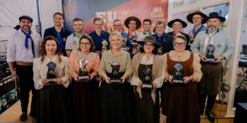 Grupo Repercussão entrega Troféu Herança Farrapa em Sapiranga