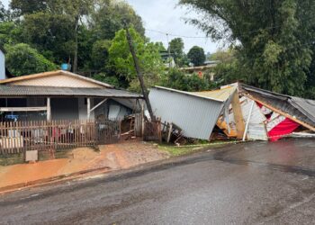 Residência fica destruída após deslizamento de terra em Campo Bom