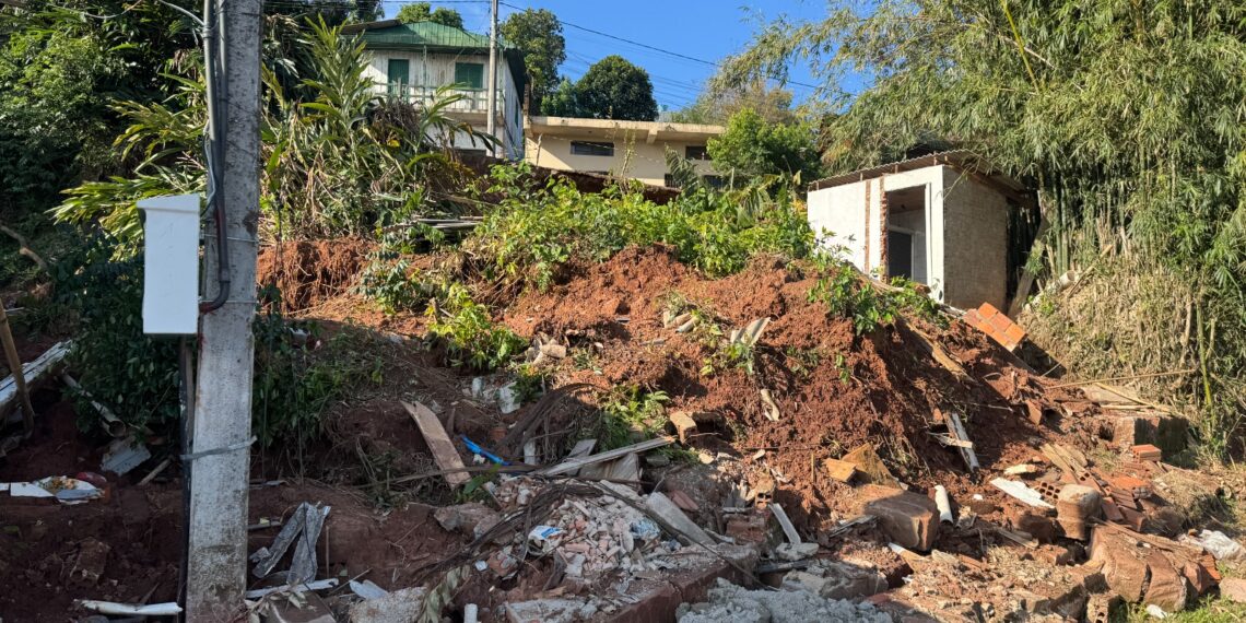 Moradores de Campo Bom aguardam por muro de contenção após perderem casas em deslizamento