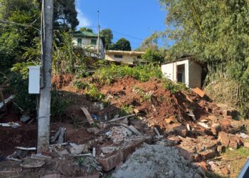 Moradores de Campo Bom aguardam por muro de contenção após perderem casas em deslizamento