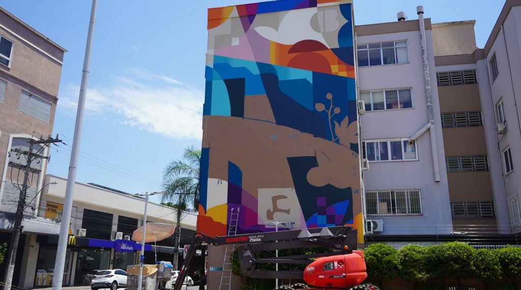 Florescer: novo mural transforma espaço urbano de Campo Bom